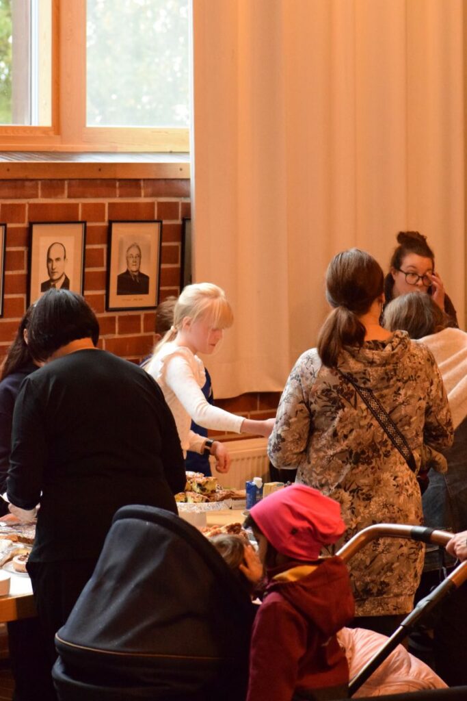 Paavolan koulun neljäsluokkalaiset pitivät kahvilaa valtuustosalissa.