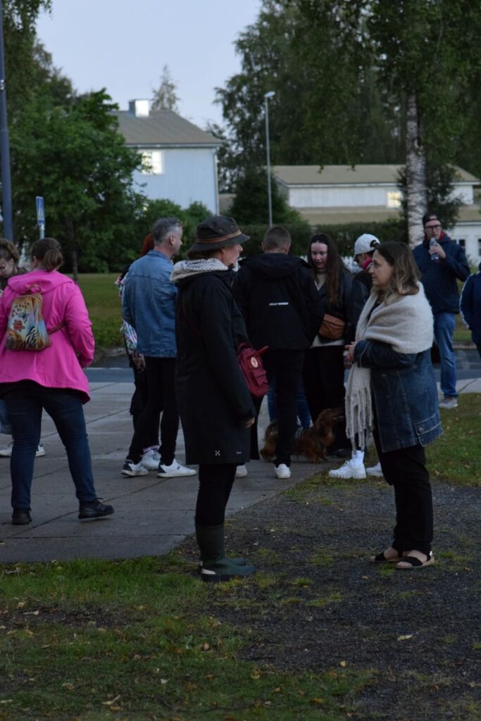 Sateen uhkasta huolimatta avajaiset keräsivät runsaasti yleisöä Aalto-puistoon.