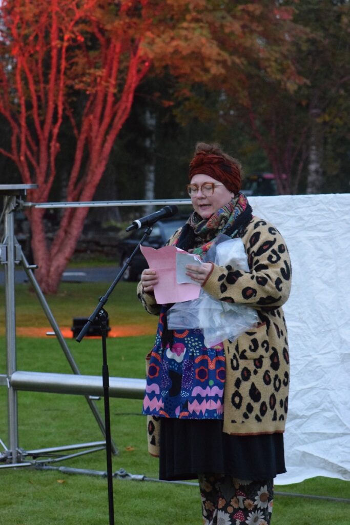 Minttu Saarisen työ neljän kunnan kesätaiteilijana päättyi Rakkautta aalloilla -yhteisötaideteokseen. Kuva: Paavo Matintupa.