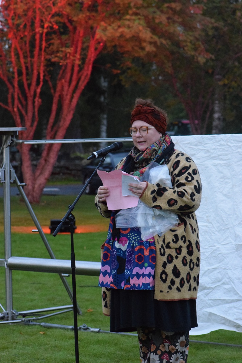 Minttu Saarisen työ neljän kunnan kesätaiteilijana päättyi Rakkautta aalloilla -yhteisötaideteokseen. Kuva: Paavo Matintupa.