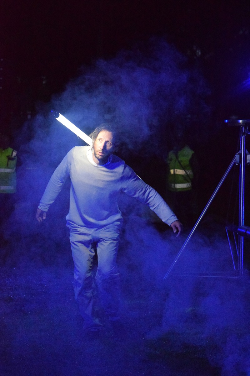 Sirkusryhmä Blind Gut Company:n esitys Phosphorus toi valoa iltaan.