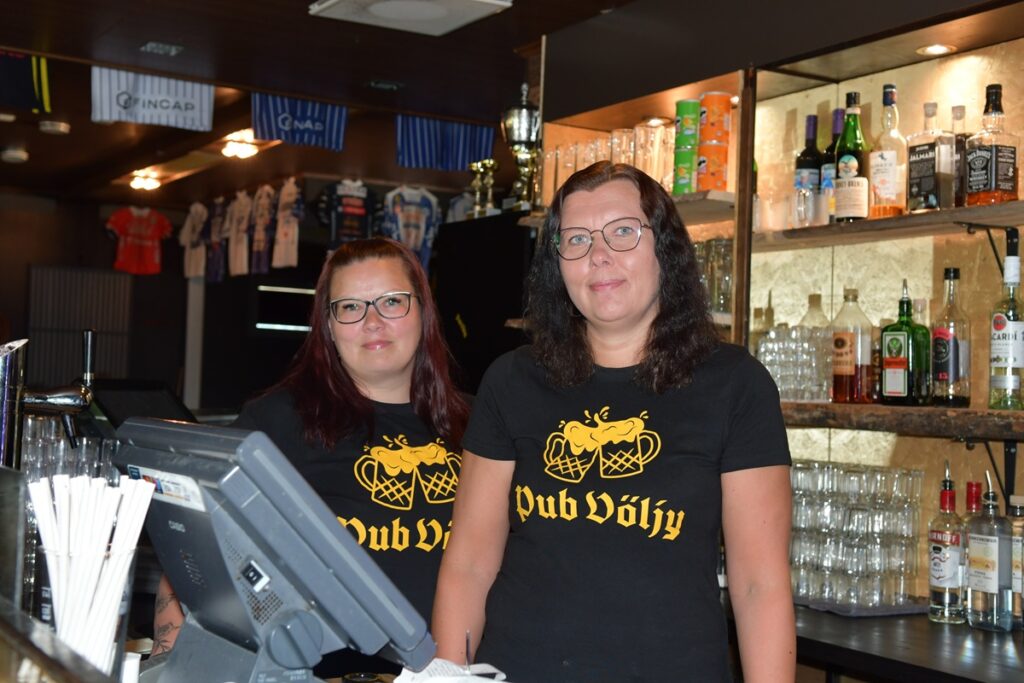 Miia Katajamäki (vas.) ja Maritta Hurmerinta ovat vimpeliläisen Pub Völjyn uudet omistajat.
