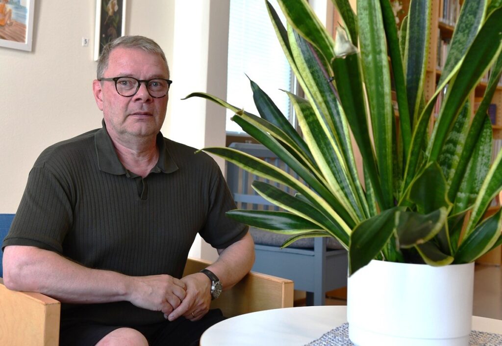 Sakari Joensuu perehtyi edunvalvontavaltuutusten tekemiseen tilitoimistouransa aikana. Nykyisin hän tekee osa-aikaisesti niiden lisäksi testamentteja ja erilaisia asiakirjoja ja sopimuksia liittyen muun muassa yrityskauppoihin ja sukupolvenvaihdoksiin.