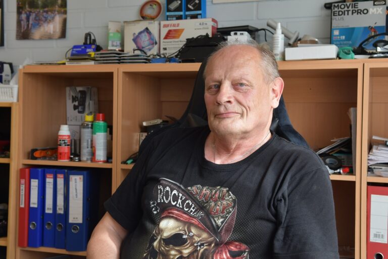 Rauno Alatalo kirjoittaa kotisivullaan rehellisesti elämänsä haasteista: jännittämisestä, alkoholismista ja masennuksesta. Miehellä on kuitenkin hymy herkässä.