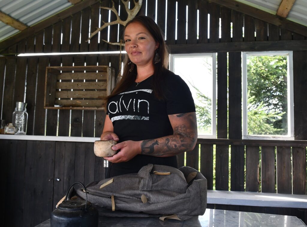 Sari Savela valmistautuu syksyn jahteihin jo hyvissä ajoin kesällä. Riista ei ole ainoa tai tärkein syy lähteä metsälle, vaan luonto itsessään ja muut sen antimet ovat hänen sydäntään lähellä.