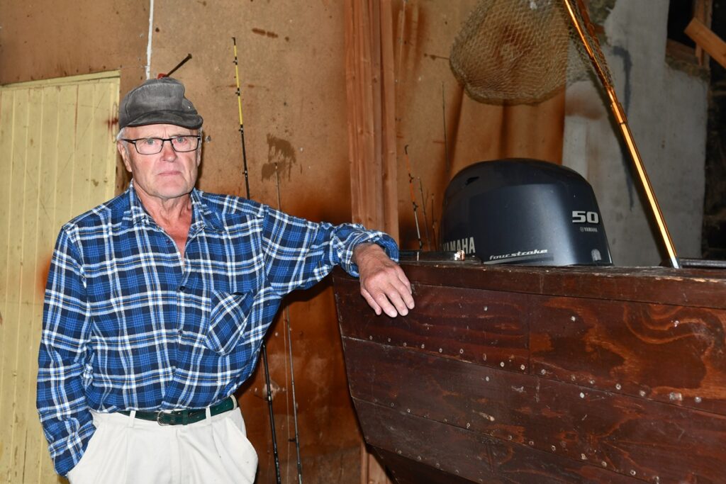 Vilho Vanhatupa aloitti veneenveiston isänsä apuna jo pikkupoikana ja jatkoi ammatissa tämän jälkeen.