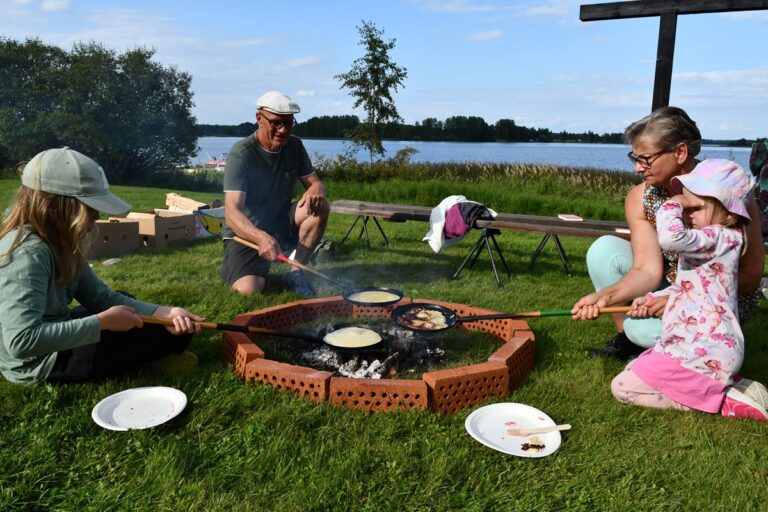 Pauli ja Anne Laine paistoivat lettuja rannassa Aatos ja Tuuli Ojajärven kanssa.