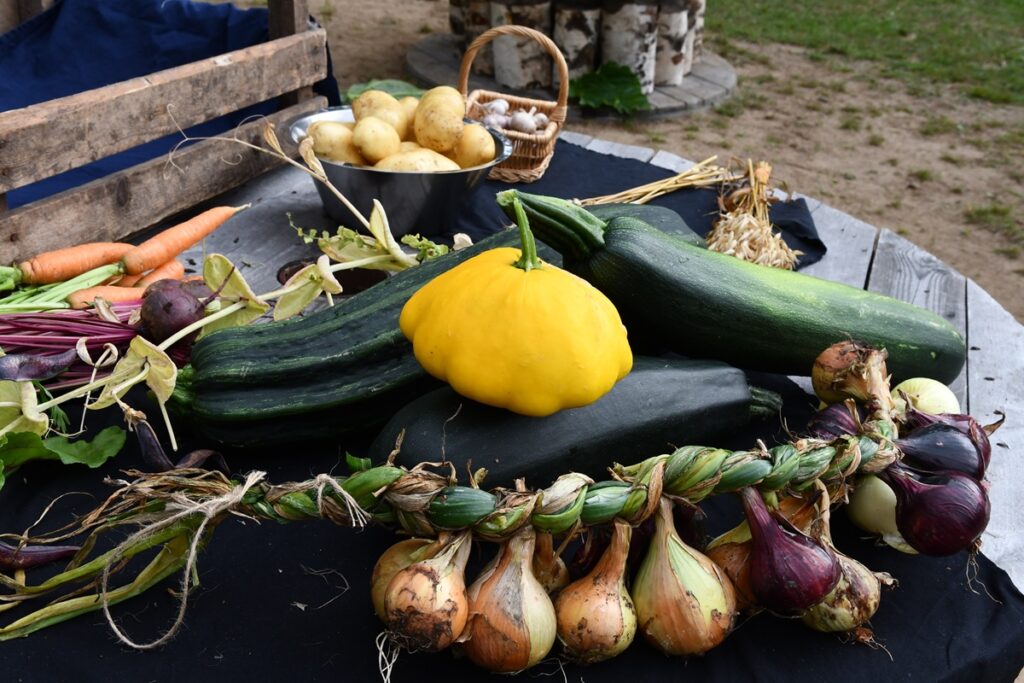 Puutarhassa on viljelty perunaa, muita juureksia, herneitä, syötäviä kukkia ja yrttejä, kesäkurpitsaa, valkosipulia, raparperia ja erilaisia marjapensaita