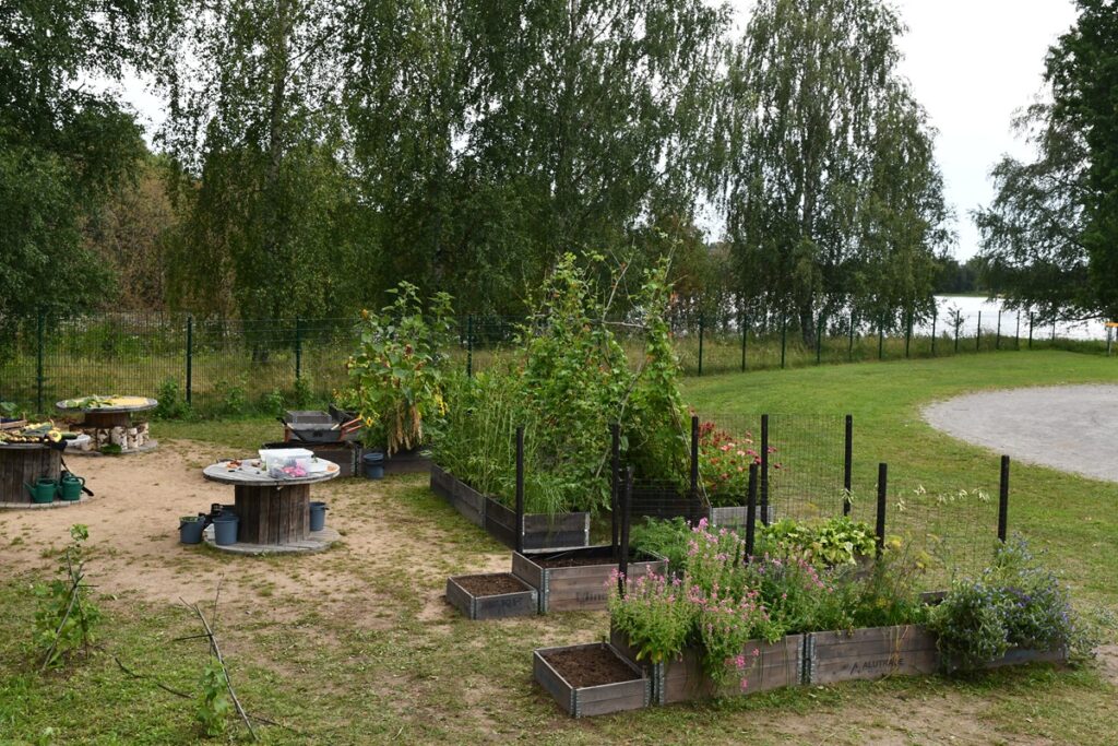 Koulun puutarha on koottu entiselle pituushyppypaikalle pääasiassa lahjoituksina saaduista rakenteista ja kasveista.