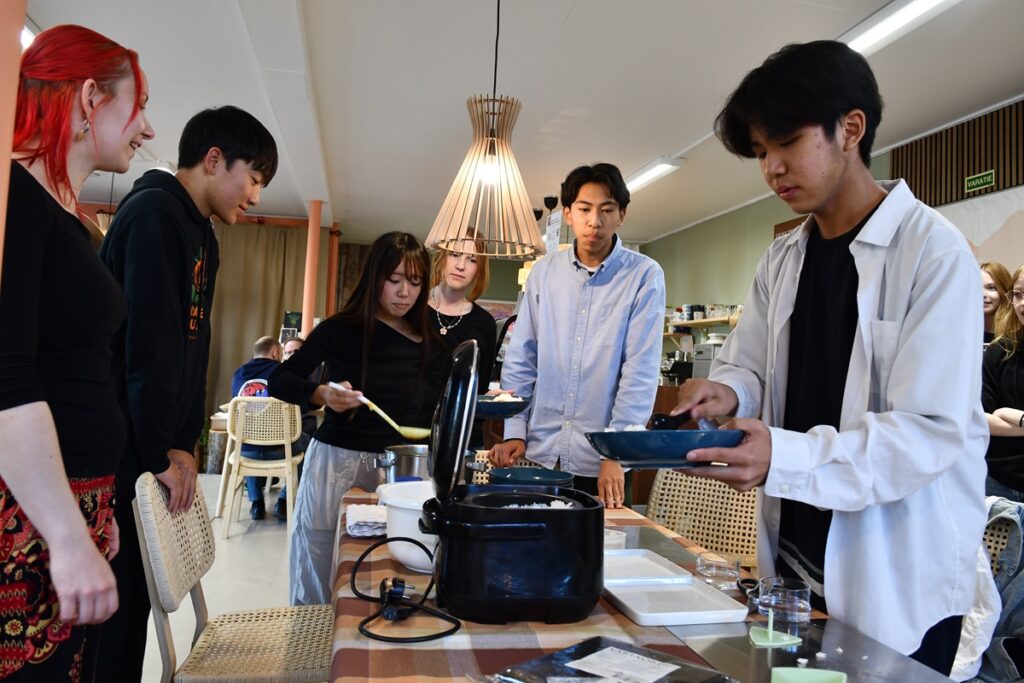 Vaihto-oppilaille pidettiin läksiäistilaisuus Cha&Cafe:ssa. Paikalla oli myös opettaja Emmi Seppälä (vas.). Vaihto-oppilaat vasemmalta lukien Take Hase, Mizuho Nagata, Koki Miyashita ja Hikaru Kurita. Takana Sanja Hosionaho.