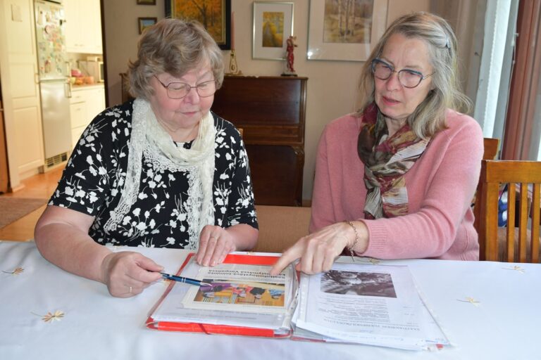 Terttu Viita (vas.) ja Hilkka Ilomäki kuuluvat Vimpelin saattohoitoystäviin. saattohoito kuolema SPR Vimpeli