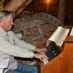 Kai Rantala testasi Tuluutin makasiinimuseolle lahjoitettua urkuharmoonia. Hyvin soi.