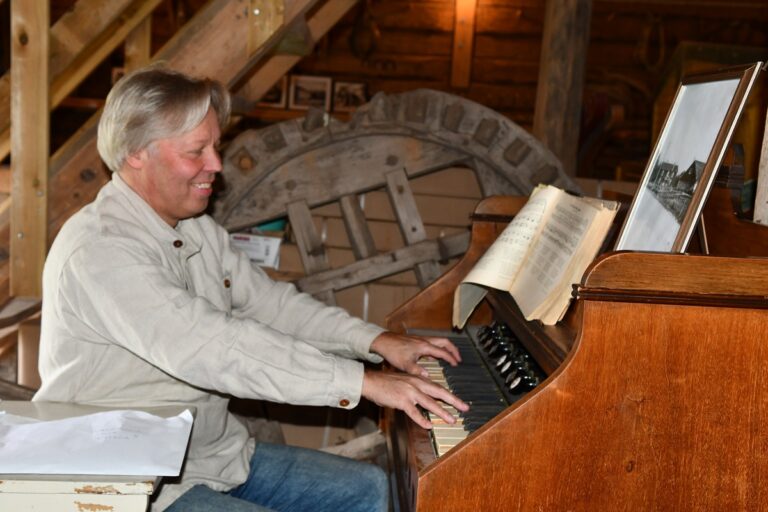 Kai Rantala testasi Tuluutin makasiinimuseolle lahjoitettua urkuharmoonia. Hyvin soi.