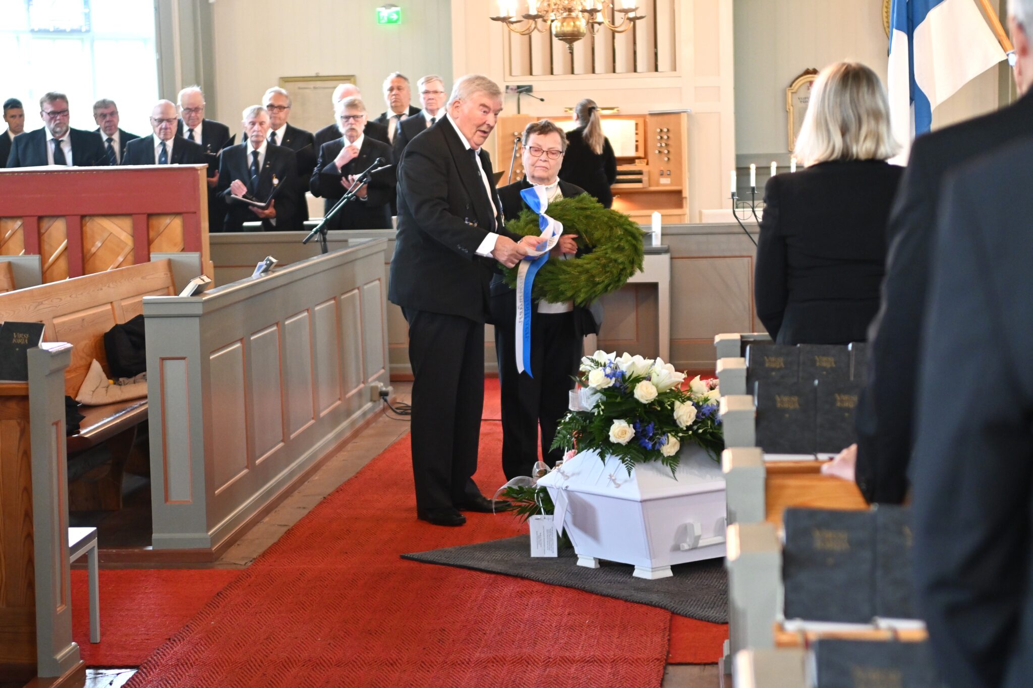 Siunaustilaisuudessa Lappajärven kirkossa oli paikalla myös Kauhavan sotaveteraanien perinneyhdistyksen edustaja Kosti Olli ja hänen puolisonsa perinneyhdistyksen naisjaoston edustaja Aila Olli sekä veteraanikuoro. –Sodan jälkeen valtion kanssa vapaaehtoisen sopimuksen kirjoittaneiden lottien ja pikkulottien siunaustilaisuuteen kuuluu valtioneuvoston päätöksen mukainen kunnianosoitus. Harmillista on, että kaikki eivät sopimusta tuolloin kirjoittaneet, sanoo Kosti Olli haastattelussa siunaustilaisuuden jälkeen.