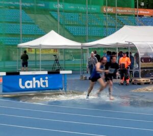 Simeon Hyypän SM-kävely taittui helteessä, estejuoksukisan aikana ukkosti. Kuva: Esko Hyyppä.