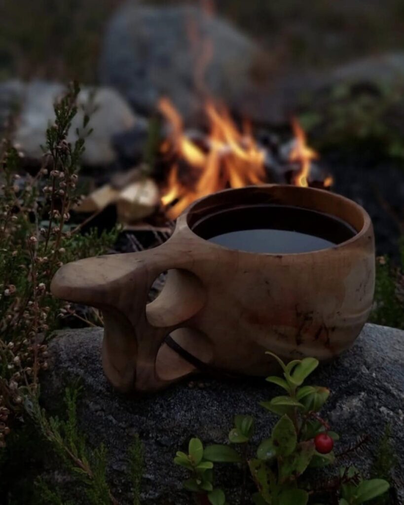 Sari Savela valmistautuu syksyn jahteihin jo hyvissä ajoin kesällä. Riista ei ole ainoa tai tärkein syy lähteä metsälle, vaan luonto itsessään ja muut sen antimet ovat hänen sydäntään lähellä.