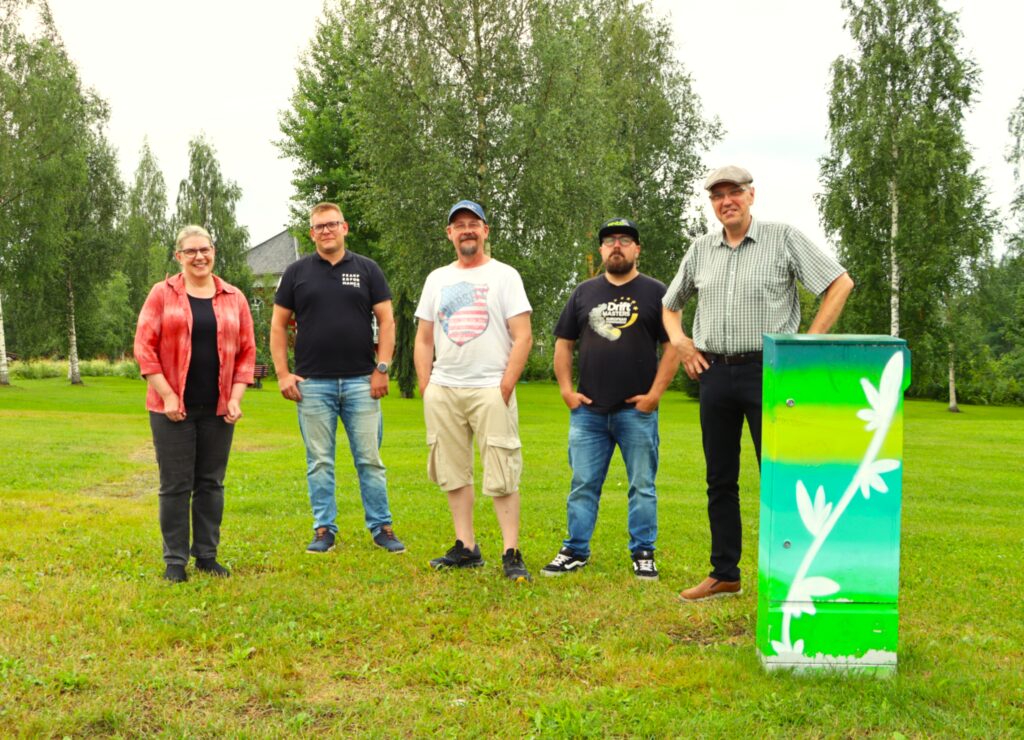 Finsumäen markkinat järjestetään jo 47. kerran. Tapahtumaa järjestävästä Kortesjärven Yrittäjistä Sirkku Valonen, Mikko Hautamäki, Jukka Kivenmäki, Henri Nyqvist ja Jouni Lahti poseeraavat tapahtuma-alueen tuntumassa.