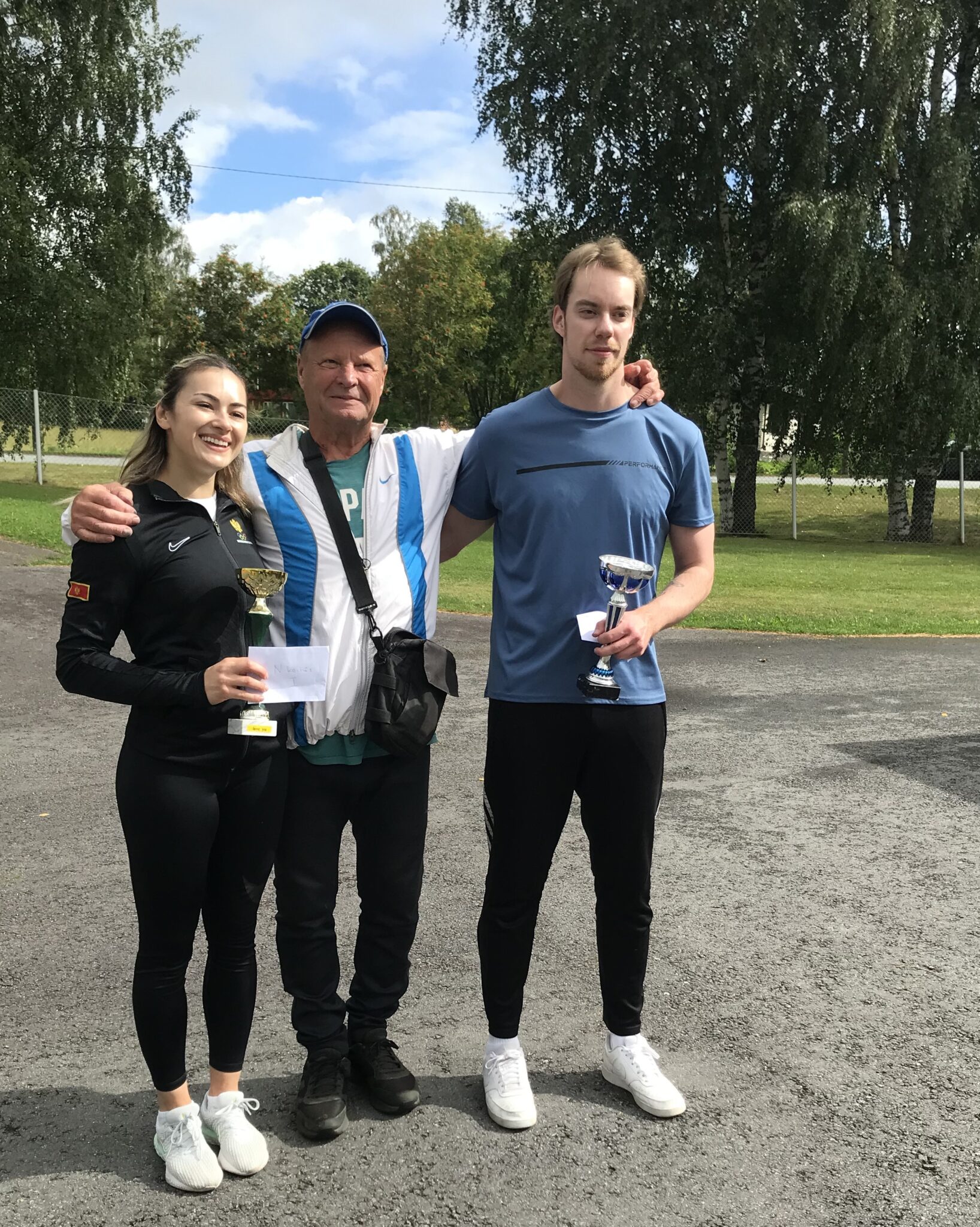 Keihäsvalmentaja Kari Ihalainen ja voittajat Marija Bogavac ja Jaakko Hauta-Aho.