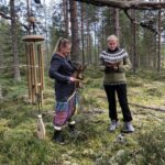 Nyt tapahtuu: Metsärunoretki ja -retriitti – Karikko vie jälleen runot metsään Kaisa ja katja metsärunot