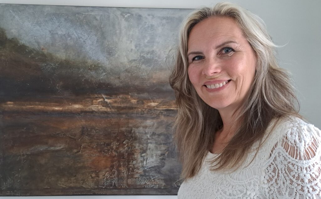 Mari Knuuttila suoritti kuvataiteen perusopinnot Lapualla. Ne ja monet kansalaisopiston kurssit sekä ahkera maalaaminen ovat vieneet eteenpäin taiteilijana.