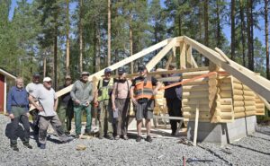 Kömmelin rakentamisessa on edetty katon rakentamiseen, joka talkooporukan mielestä työläin vaihe.