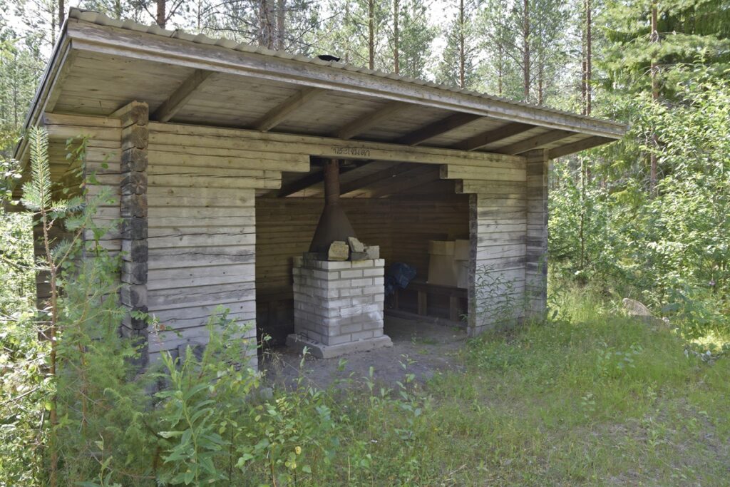Lainekalliolta on noin 150 metrin matka Ylipään laavulle. Laavulla ei ole aktiivista puuhuoltoa, joten omat puut kannattaa vartata mukaan.