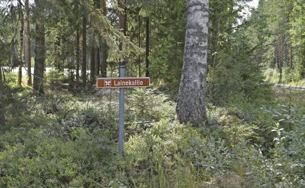 Kauhajärventiellä Lainekallion risteyksessä on luontokohteen kyltti.