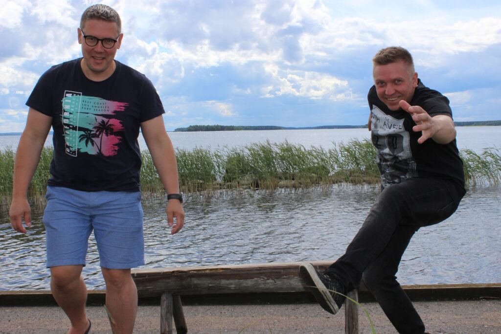 Järvimaisema on tärkeä Marko Joensuulle (vas.) sekä Jani Pihlajaharjulle. Kuva: Lyhyt Ikuisuus.