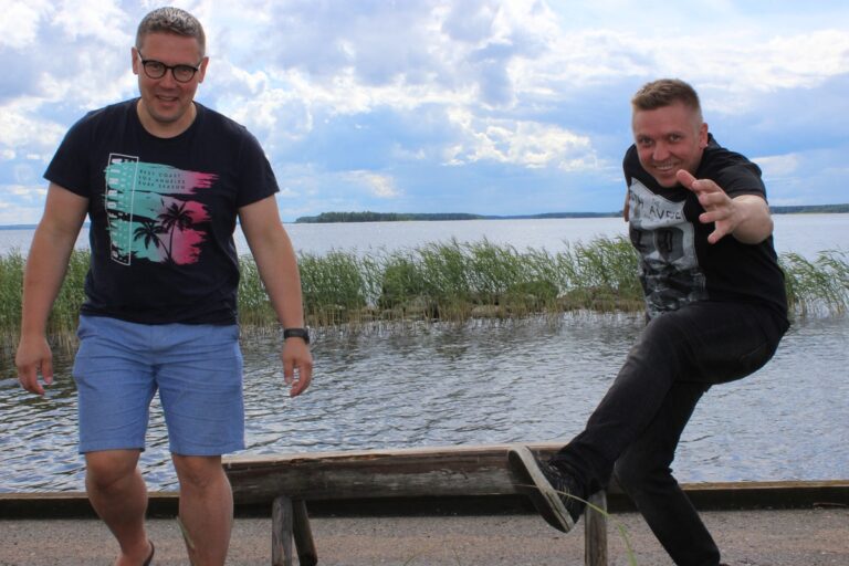 Järvimaisema on tärkeä Marko Joensuulle (vas.) sekä Jani Pihlajaharjulle. Kuva: Lyhyt Ikuisuus.