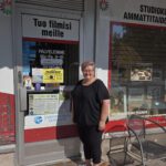 Anne ja Matti Pesonen tarjoavat perjantaina 8. elokuuta kello 10 alkaen liikkeen 65-vuotissyntymäpäiväkahvit, makean kera. Matti ei joutanut kiireidensä vuoksi kuvaan.