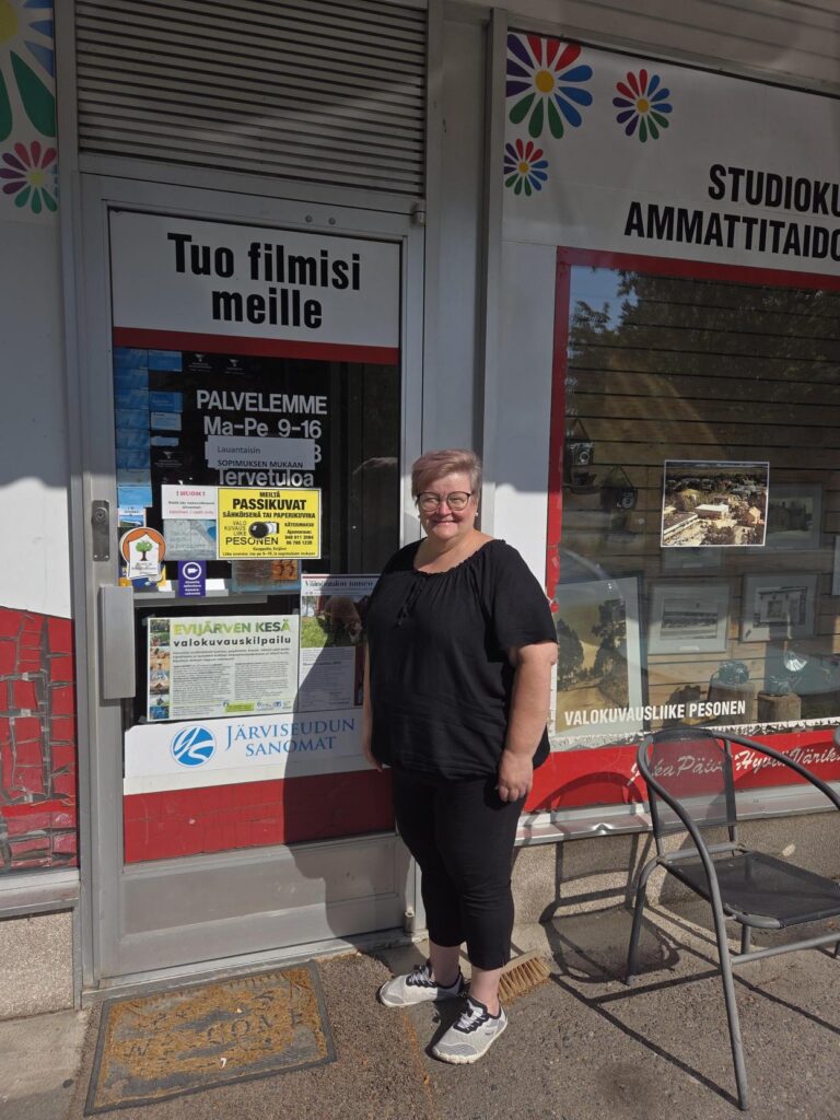 Anne ja Matti Pesonen tarjoavat perjantaina 8. elokuuta kello 10 alkaen liikkeen 65-vuotissyntymäpäiväkahvit, makean kera. Matti ei joutanut kiireidensä vuoksi kuvaan.