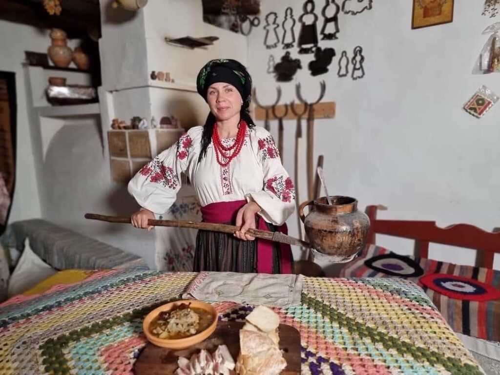 Olena Shcherban Borssikeitto saviruukussa -festivaaleilla.