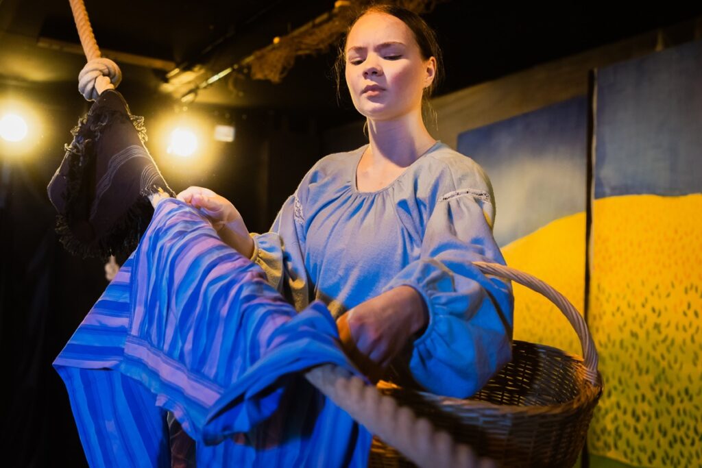 Ella Anttikoski esittää Peukaloisen retkissä päähenkilön äitiä. Kuva: Samuli Koivusalo.