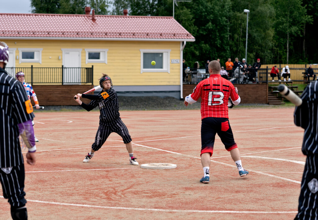 Kontioiden SM-turnauksen kaukaisimmat joukkueet Sotkamon Urheiluseura ja Puna- Mustat Helsingistä taistelivat myös mitaleista Veikkolassa. Kuva: Santeri Viinamäki.