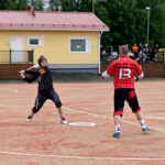 Kontiot väänsivät Suomen mestaruudesta Lappajärvellä Kontioiden SM-turnauksen kaukaisimmat joukkueet Sotkamon Urheiluseura ja Puna- Mustat Helsingistä taistelivat myös mitaleista Veikkolassa. Kuva: Santeri Viinamäki.