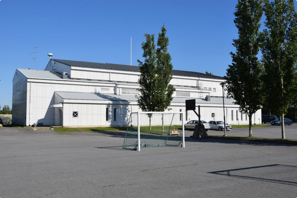 Vimpelin liikuntahalli Opintiellä tuhoutui tulipalossa kesällä. Nyt on päätettävä uuden rakentamisesta.