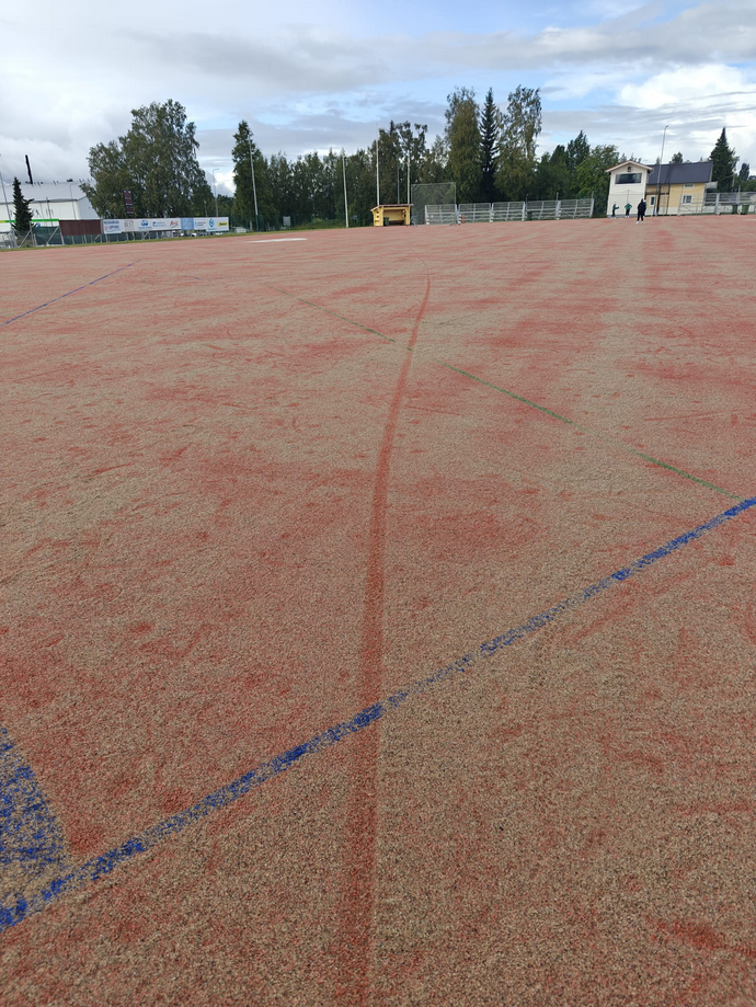 unnuntaiyönä Veikkolassa ajeltiin kahdella erikokoisella mopolla, jotka vahingoittivat pesäpallokenttää. Kuva: Lappajärven liikuntatoimi.