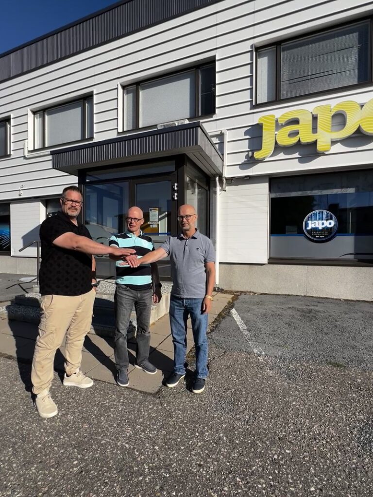 Toni Harjula (vas.), Taavi Kivipelto ja Jukka Salmenatio.