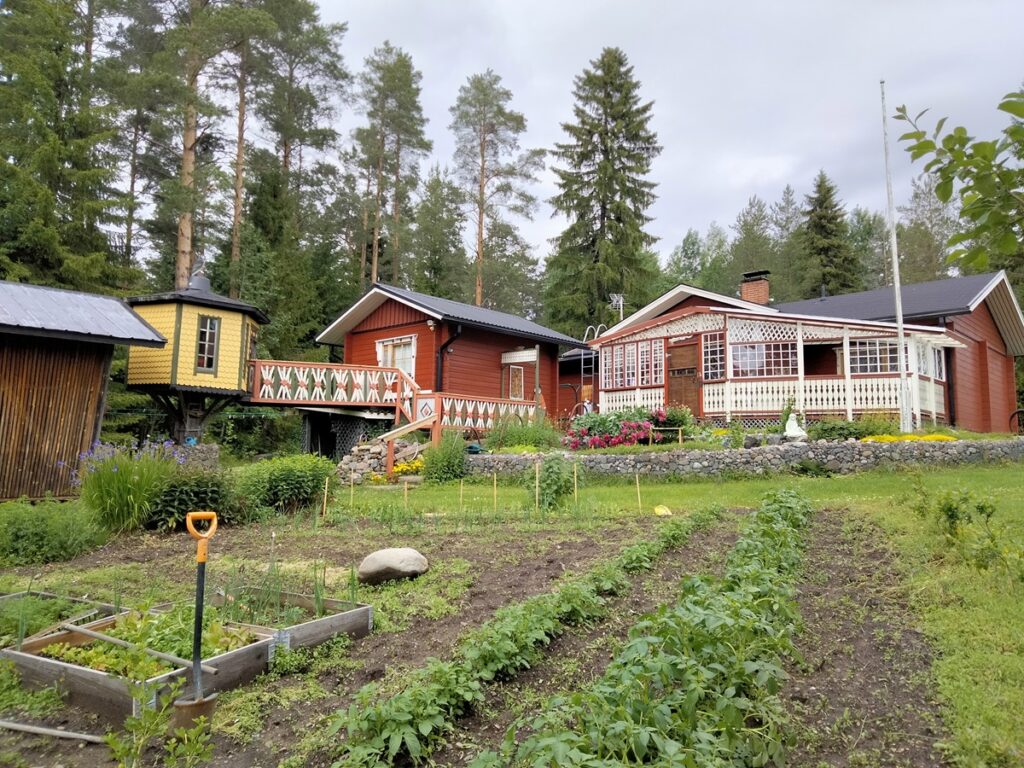 Järvisten eläkepäivät kuluvat Evijärven Pukkilassa. Tontin kiehtovat rakennukset kertovat Reiman taidoista ja rakkaudesta puusta tekemiseen.