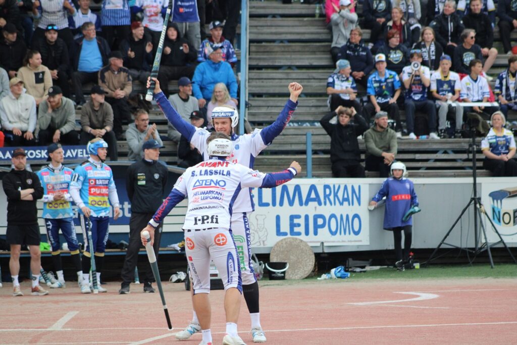 Elmeri Anttila ja Severi Lassila juhlivat Kempelettä vastaan.