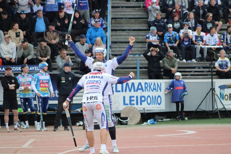 Elmeri Anttila ja Severi Lassila juhlivat Kempelettä vastaan.