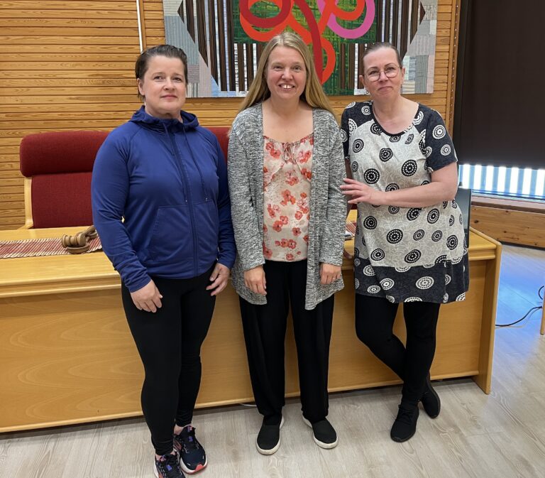 Evijärven Ikiliikkujat -hanketta olivat esittelemässä Paula Koski, Satu Koski ja Outi Riihimäki, joka toimii hankekoordinaattorina.