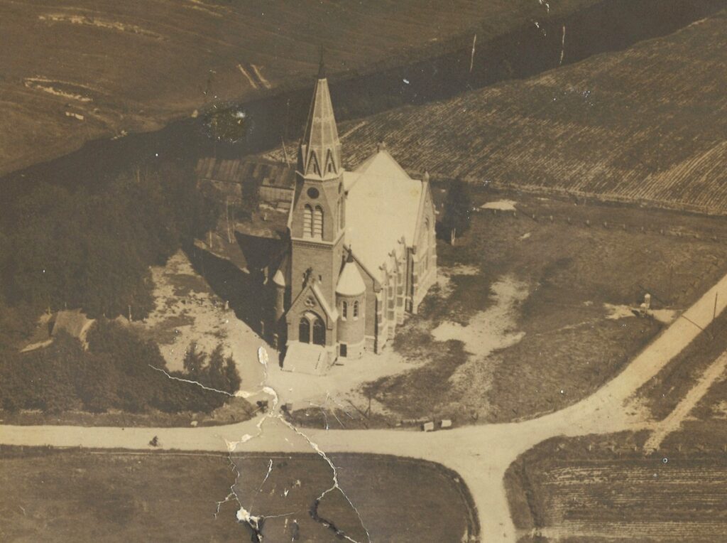 Tämä vanha valokuva on lahjoitettu Seppo Ruotsalalle. Kuvassa lukee: Rovasti Kankaalle jouluna 1929 Ilmailu-upseereilta.