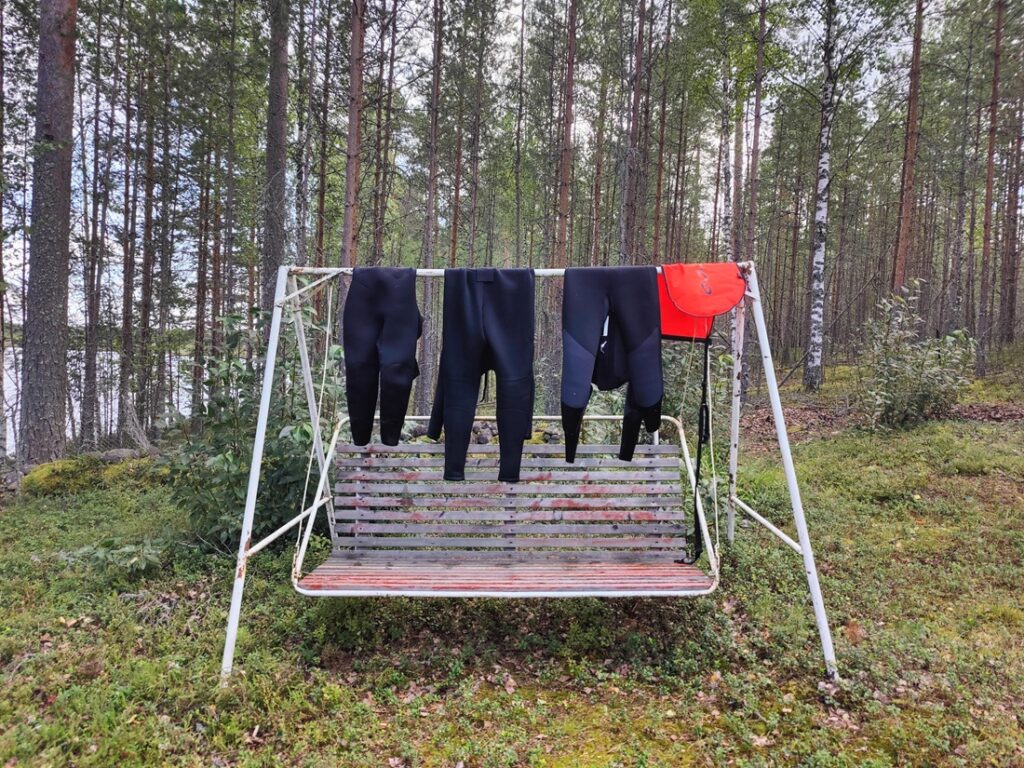 Märkäpuku on yksi avovesiuimarin vakiovarusteista, joka pitää uimarin lämpöisenä ja kelluttaakin hiukan. Muita keskeisiä varusteita ovat uima-asu, uimalasit, uimalakki, uimarinpoiju ja uimatossut.