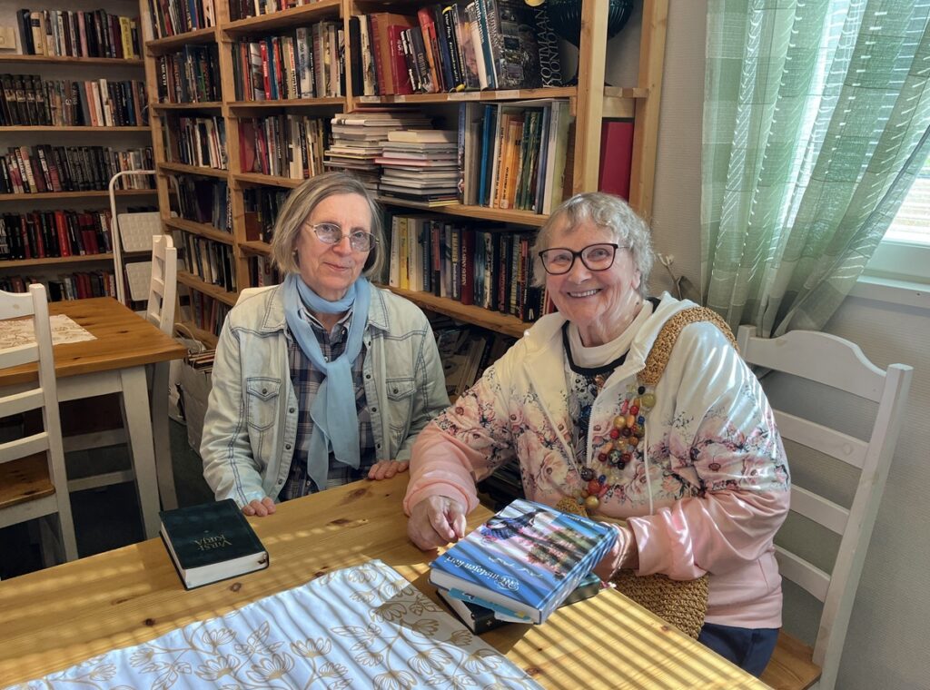 Vieno Maria Mäkelä (oikealla) on ollut Sopulan päiväpiirissä jo 20 vuotta. Espoossa asuva Aili Planman viettää miehensä kanssa kesät Vasikka-aholla.