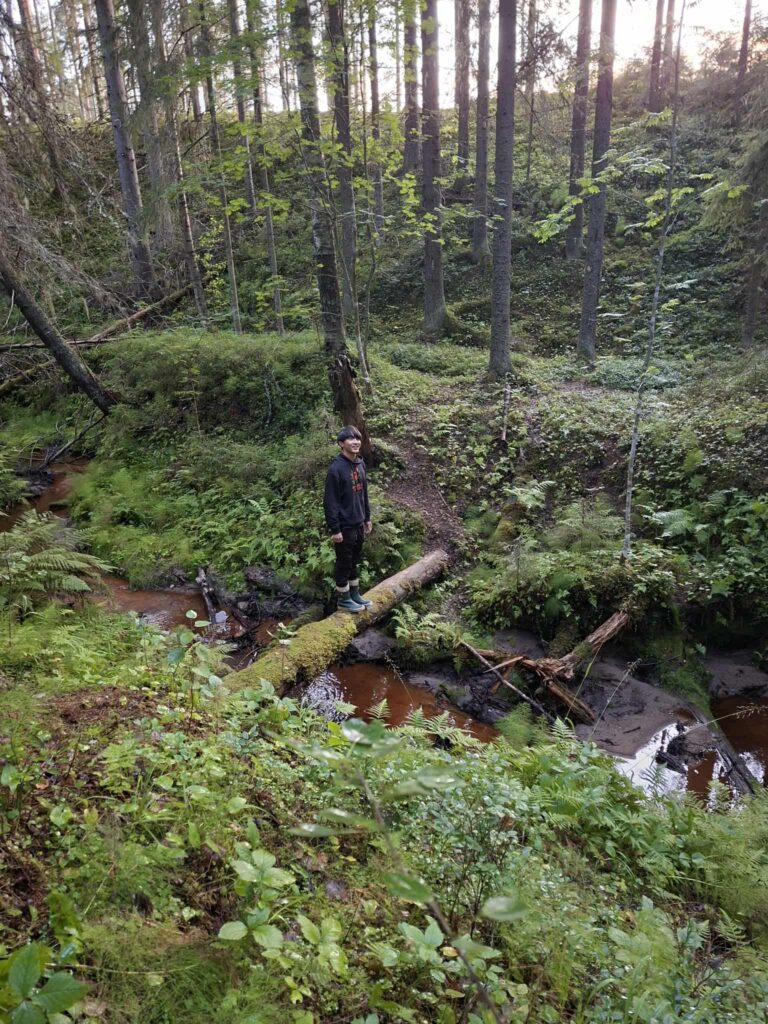 Vaihto-oppilaat pääsivät perheiden mukana erilaisille retkille. Tässä ollaan Kellaripurolla.