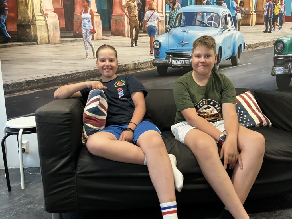 Benjamin ja Nicolas Sobrie ovat mukana Ylihärmän nuorisoseuran koko perheen teatterin tämän kesän tuotannossa. Kuva: Mari-Elina Kottari.