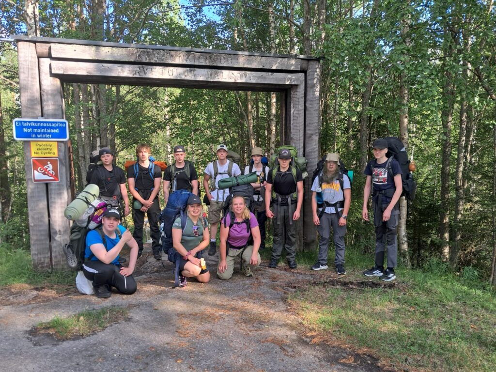 Yhdeksän opiskelijaa ja kolme valvojaa lähdössä Karhunkierrokselle. Elias Pykäri (ylh. vas.), Oskari Virtanen, Roni Peltokangas, Touko Storvik, Rasmus Latukka, Antti Talvitie, Lucas Latukka ja Joona Finni. Alhaalta vasemmalta: Elias Kontiainen, Iina Kokkila ja Satu Koski. Kuvat: Anne-Mari Finni.
