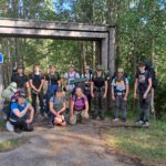 Yhdeksän opiskelijaa ja kolme valvojaa lähdössä Karhunkierrokselle. Elias Pykäri (ylh. vas.), Oskari Virtanen, Roni Peltokangas, Touko Storvik, Rasmus Latukka, Antti Talvitie, Lucas Latukka ja Joona Finni. Alhaalta vasemmalta: Elias Kontiainen, Iina Kokkila ja Satu Koski. Kuvat: Anne-Mari Finni.