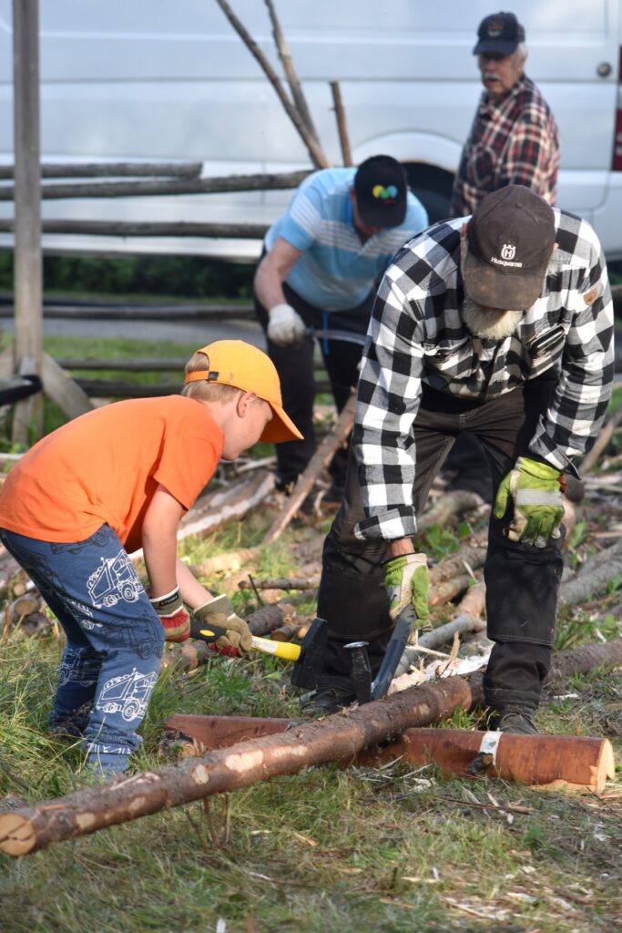 Aitakökkää tehtiin monen polven voimin.